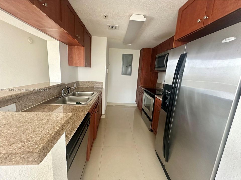 For Rent: $3,000 (2 beds, 2 baths, 950 Square Feet)