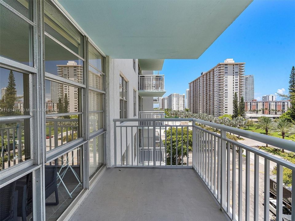 For Sale: $379,000 (2 beds, 2 baths, 1233 Square Feet)