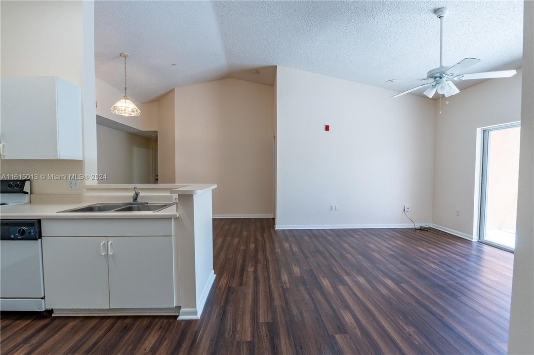 For Sale: $279,900 (2 beds, 2 baths, 1183 Square Feet)