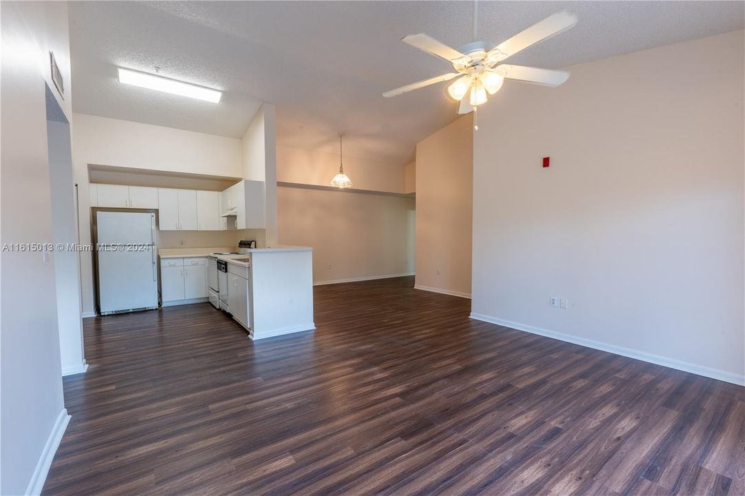 For Sale: $279,900 (2 beds, 2 baths, 1183 Square Feet)