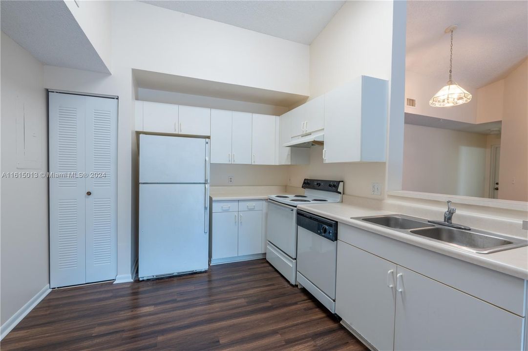 For Sale: $279,900 (2 beds, 2 baths, 1183 Square Feet)