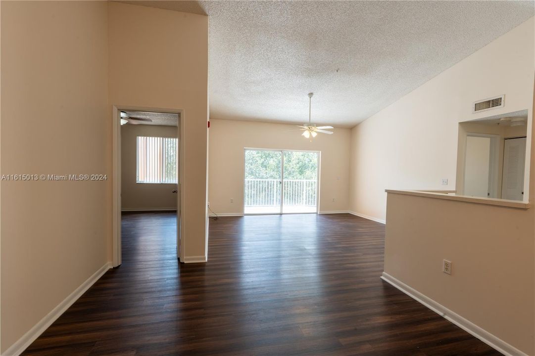 For Sale: $279,900 (2 beds, 2 baths, 1183 Square Feet)