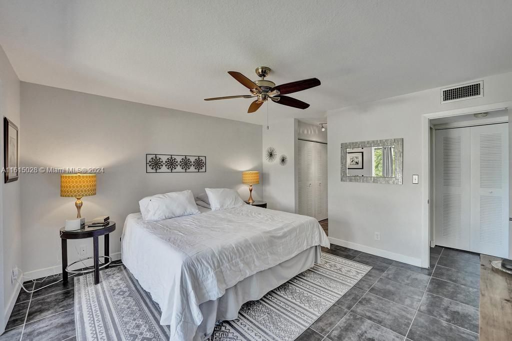 Active With Contract: $255,000 (1 beds, 1 baths, 901 Square Feet)