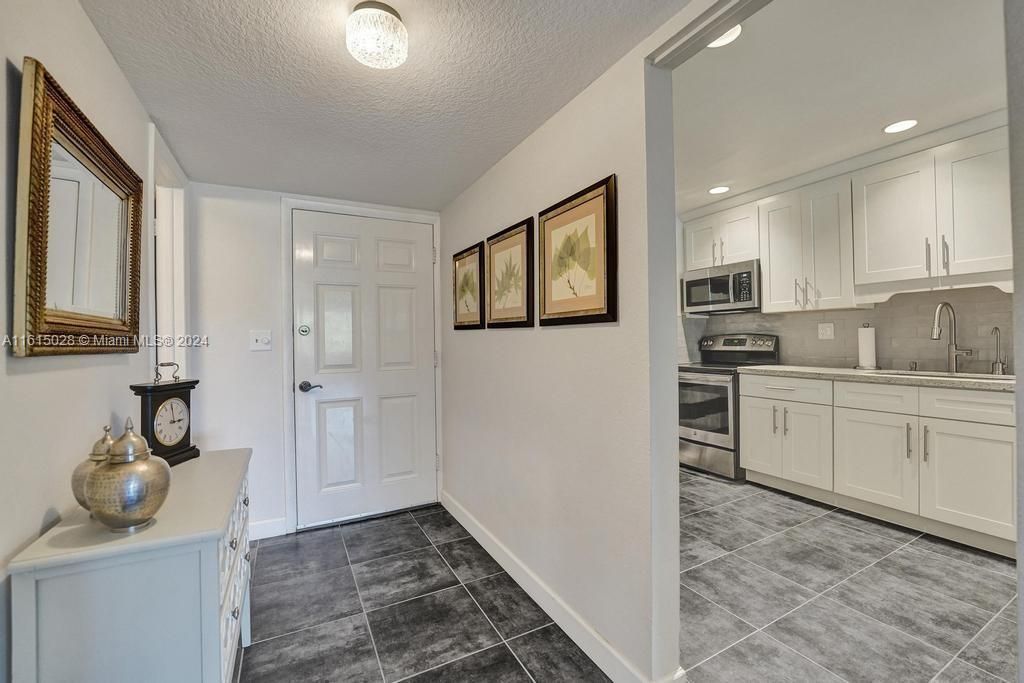 Active With Contract: $255,000 (1 beds, 1 baths, 901 Square Feet)