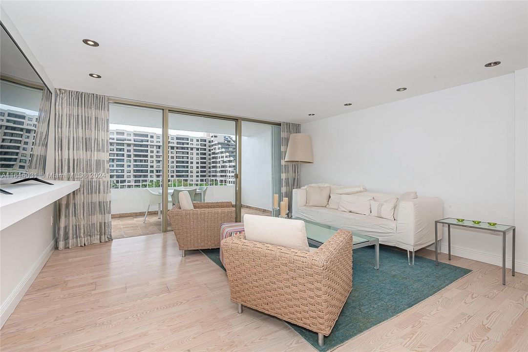 For Sale: $1,190,000 (2 beds, 2 baths, 1260 Square Feet)