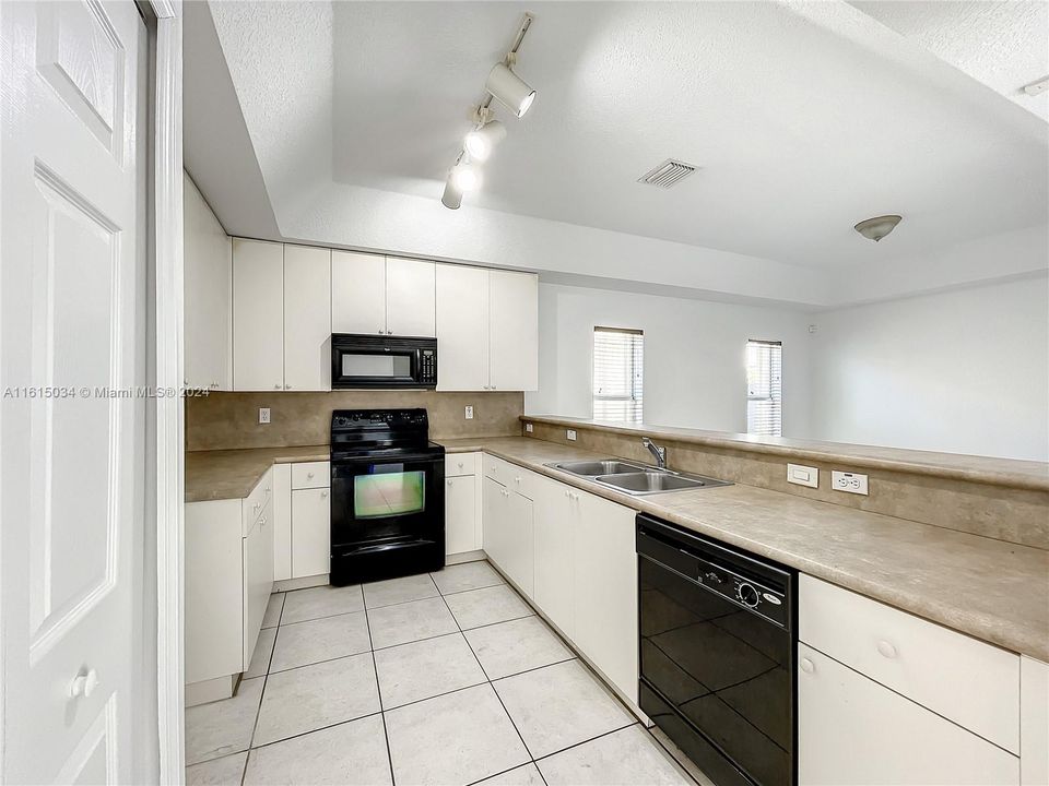 For Sale: $445,000 (3 beds, 2 baths, 1577 Square Feet)