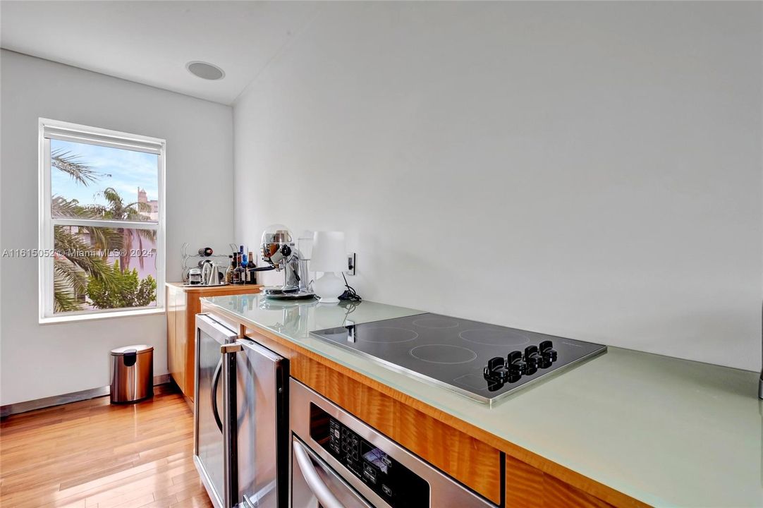 For Sale: $397,500 (1 beds, 2 baths, 898 Square Feet)
