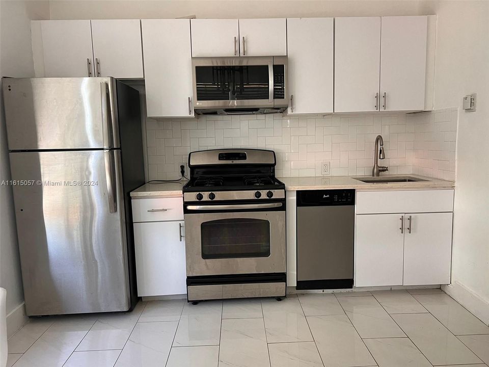 For Rent: $2,000 (0 beds, 1 baths, 390 Square Feet)