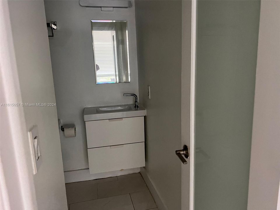 For Rent: $2,000 (0 beds, 1 baths, 390 Square Feet)
