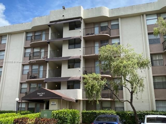 Active With Contract: $1,300 (1 beds, 1 baths, 468 Square Feet)