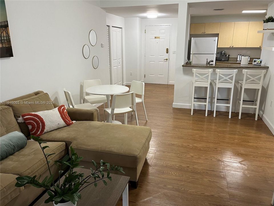 For Rent: $2,199 (1 beds, 1 baths, 706 Square Feet)