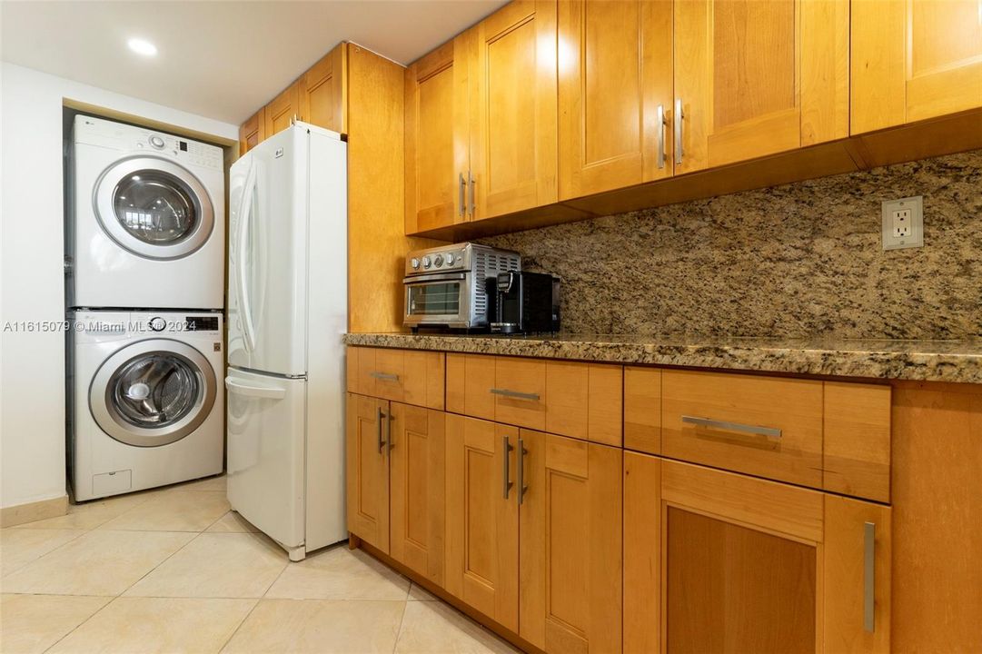 For Rent: $3,300 (1 beds, 1 baths, 1048 Square Feet)