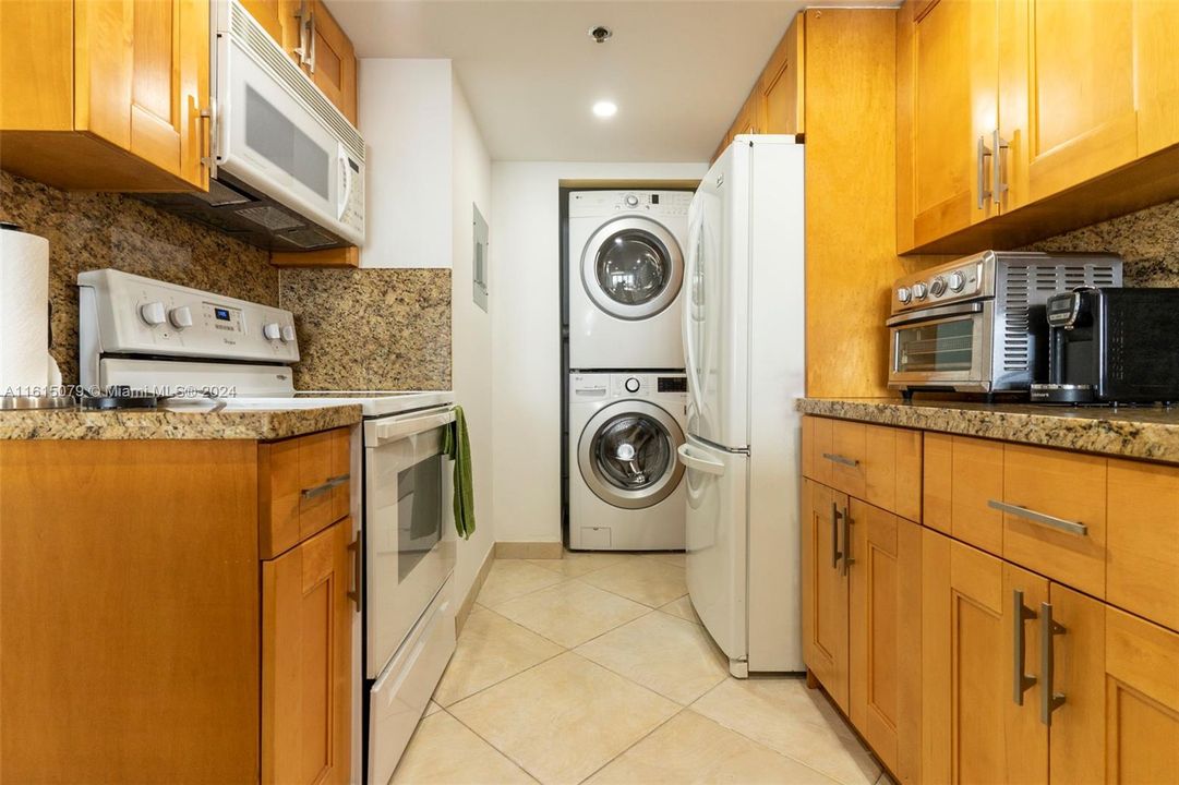 For Rent: $3,300 (1 beds, 1 baths, 1048 Square Feet)