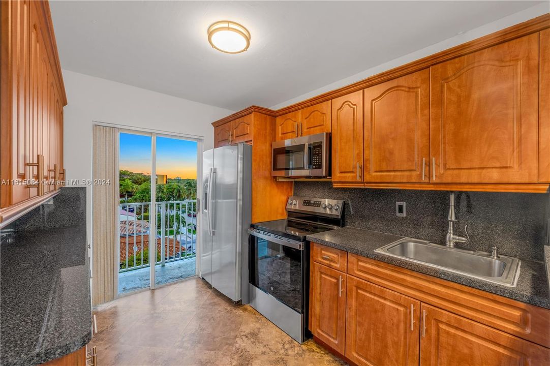 For Sale: $339,900 (2 beds, 2 baths, 625 Square Feet)