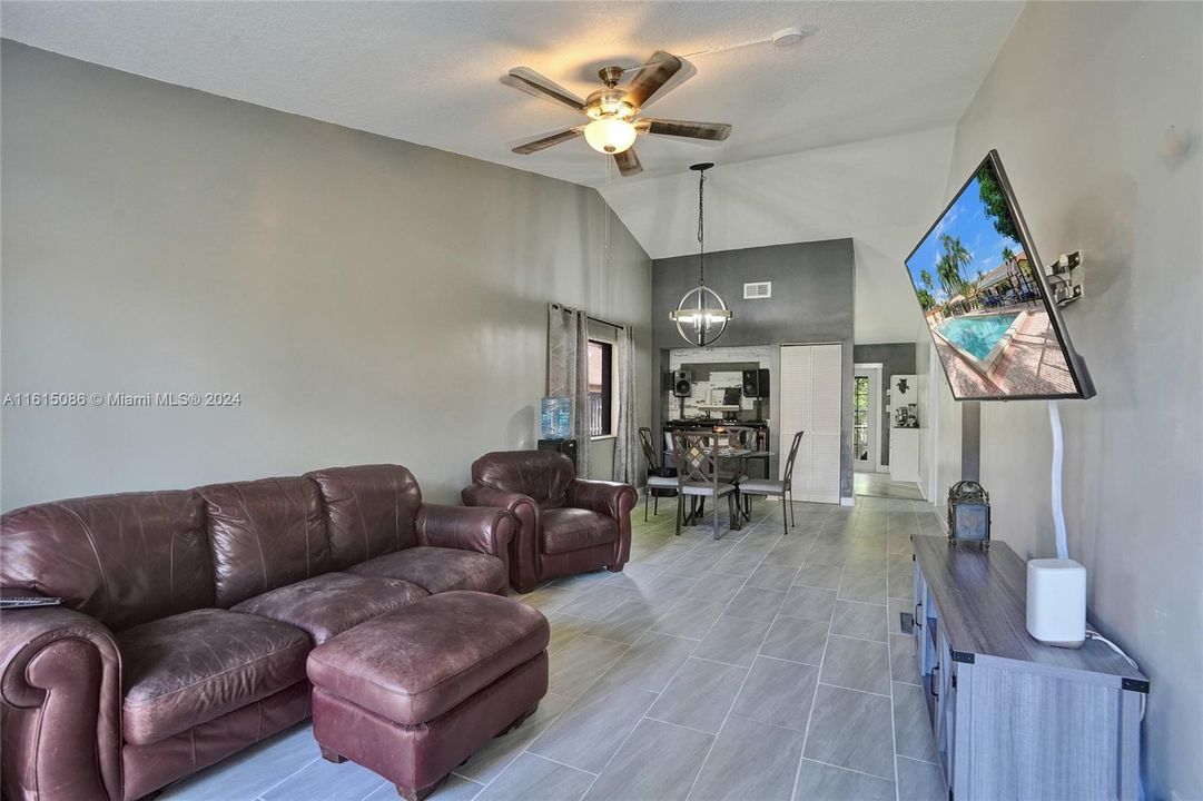 For Sale: $335,000 (2 beds, 2 baths, 1008 Square Feet)