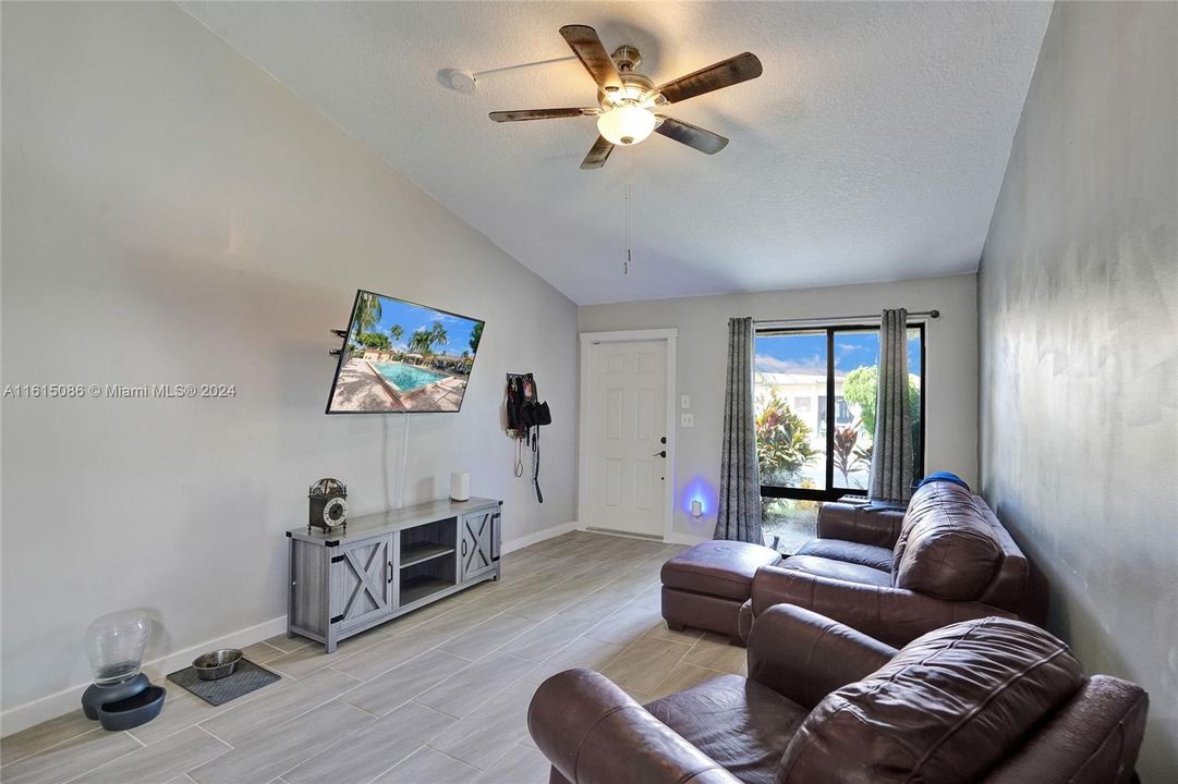 For Sale: $335,000 (2 beds, 2 baths, 1008 Square Feet)