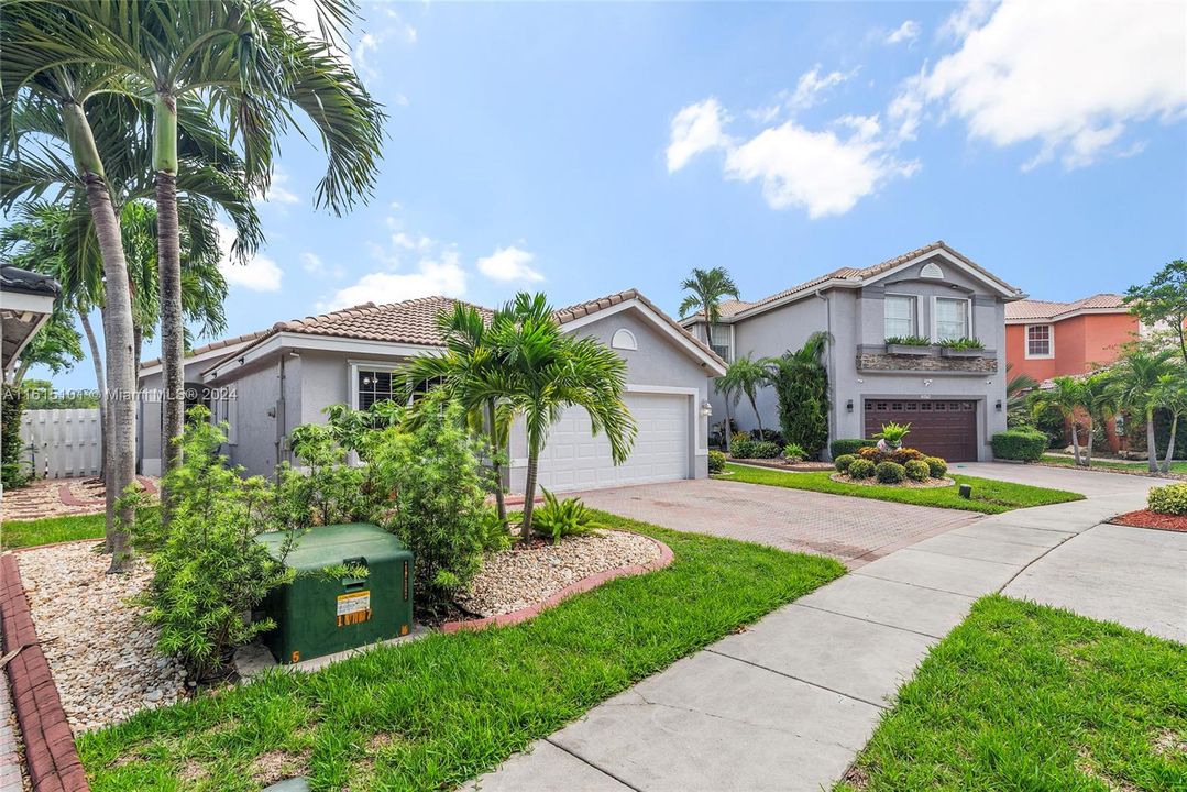 For Sale: $709,000 (3 beds, 2 baths, 1500 Square Feet)