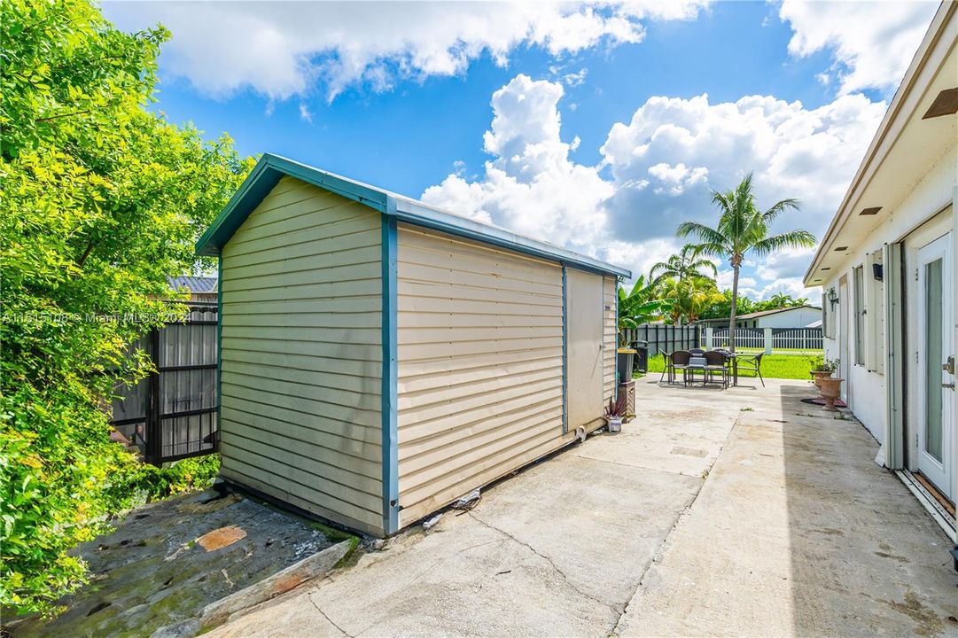 For Sale: $595,000 (3 beds, 2 baths, 1739 Square Feet)