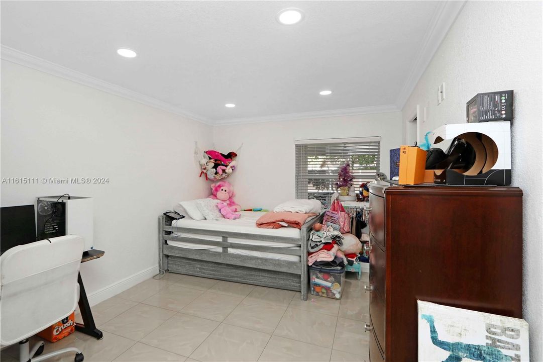 For Sale: $450,000 (3 beds, 1 baths, 970 Square Feet)