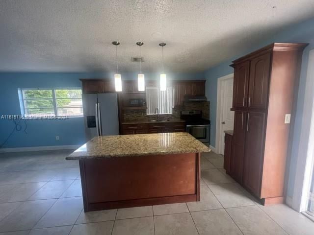 For Rent: $2,900 (3 beds, 1 baths, 2620 Square Feet)
