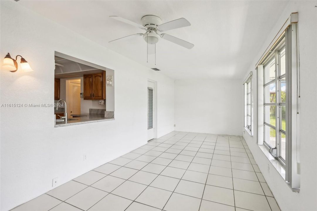 For Sale: $325,000 (2 beds, 1 baths, 1141 Square Feet)