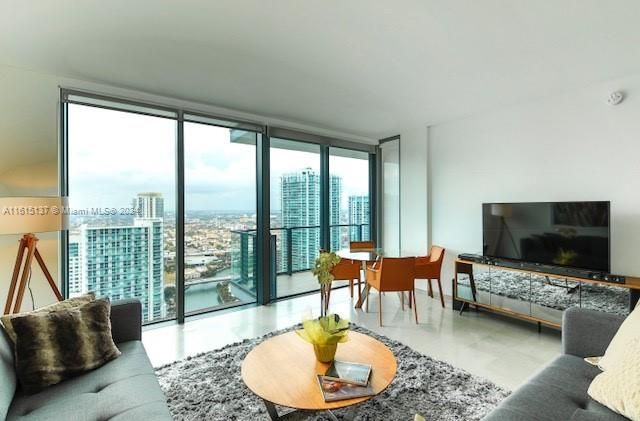 For Sale: $820,000 (1 beds, 1 baths, 976 Square Feet)