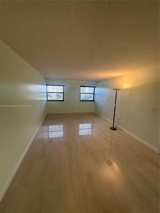 For Sale: $375,000 (1 beds, 1 baths, 864 Square Feet)