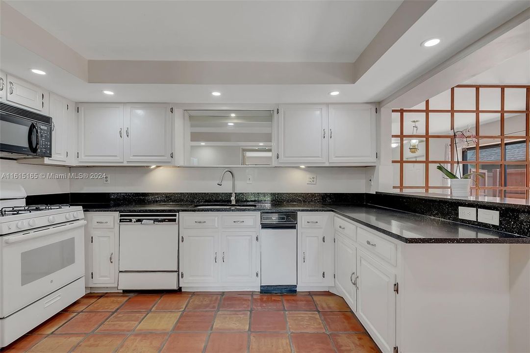 For Sale: $375,000 (2 beds, 2 baths, 1330 Square Feet)