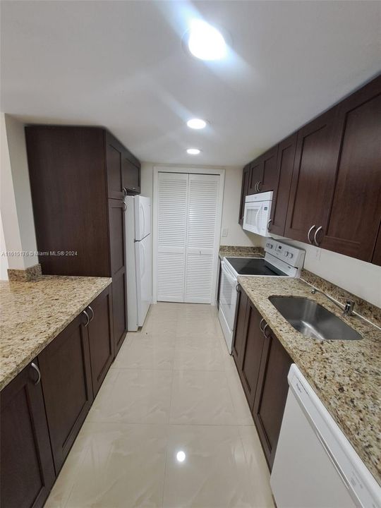 For Rent: $2,200 (1 beds, 1 baths, 812 Square Feet)