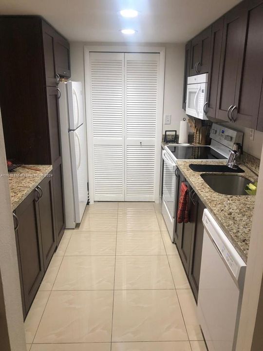 For Rent: $2,200 (1 beds, 1 baths, 812 Square Feet)