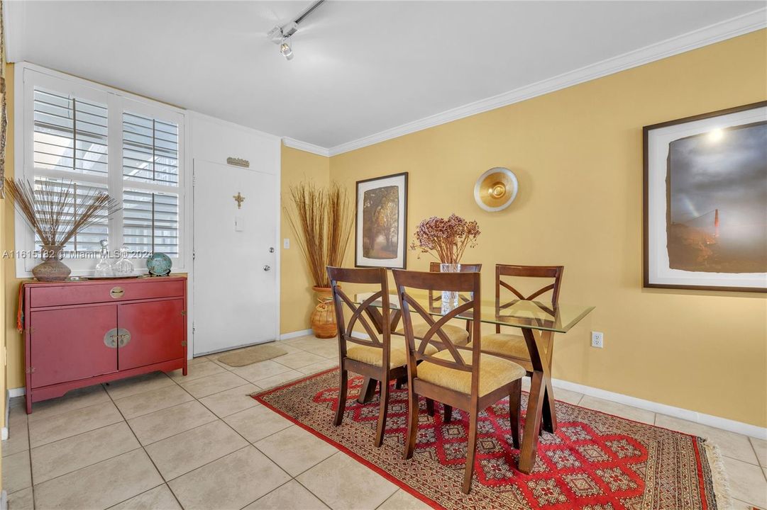 For Sale: $299,000 (1 beds, 1 baths, 800 Square Feet)