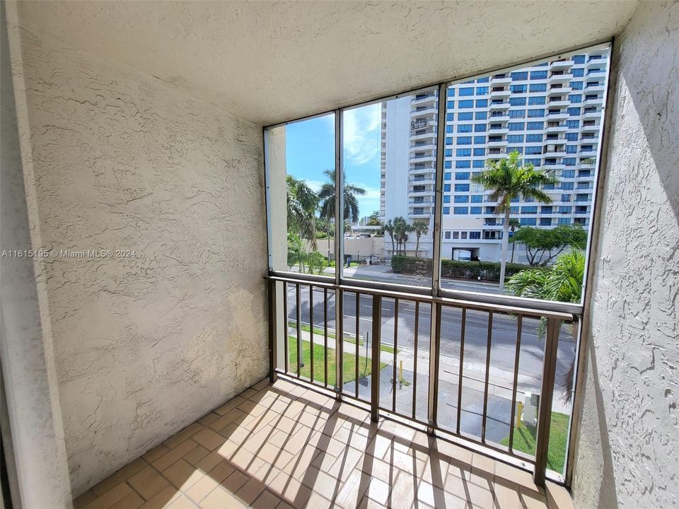 For Sale: $354,900 (2 beds, 2 baths, 1210 Square Feet)