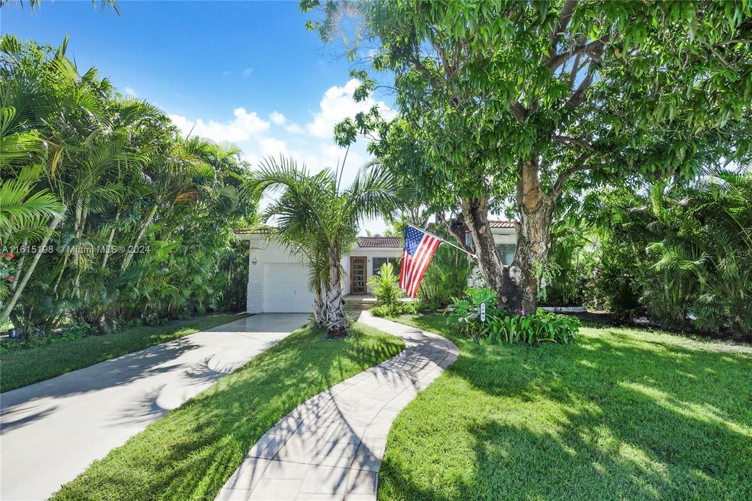 For Sale: $2,290,000 (3 beds, 2 baths, 1771 Square Feet)