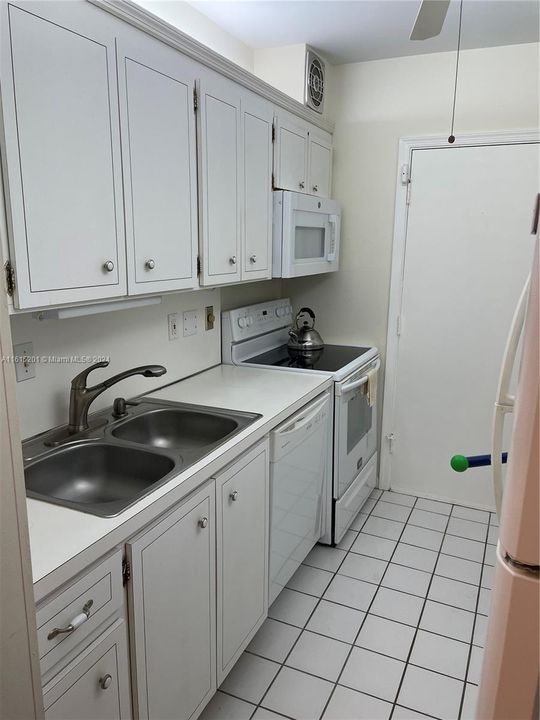 For Sale: $147,000 (1 beds, 1 baths, 756 Square Feet)