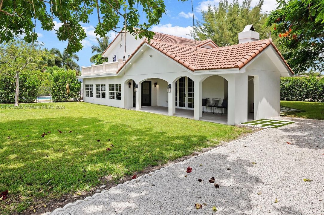 Front of House & driveway off of SW 1st Ave.