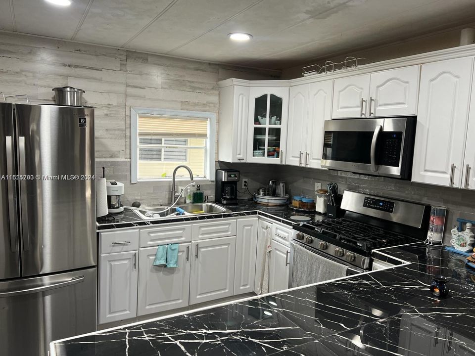 For Sale: $165,000 (3 beds, 2 baths, 559 Square Feet)