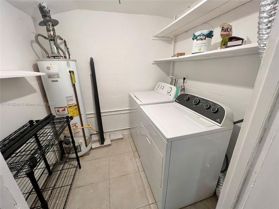 For Rent: $2,650 (2 beds, 1 baths, 930 Square Feet)