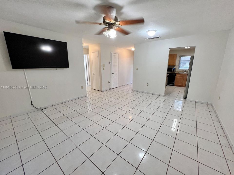 For Rent: $2,650 (2 beds, 1 baths, 930 Square Feet)