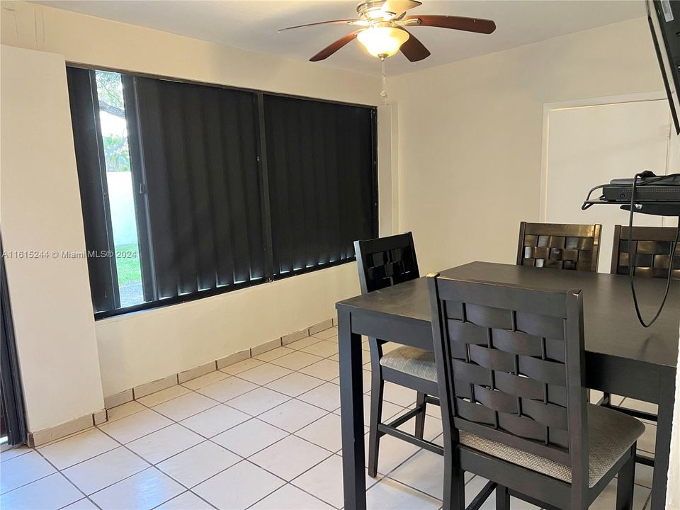 For Rent: $2,650 (2 beds, 1 baths, 930 Square Feet)