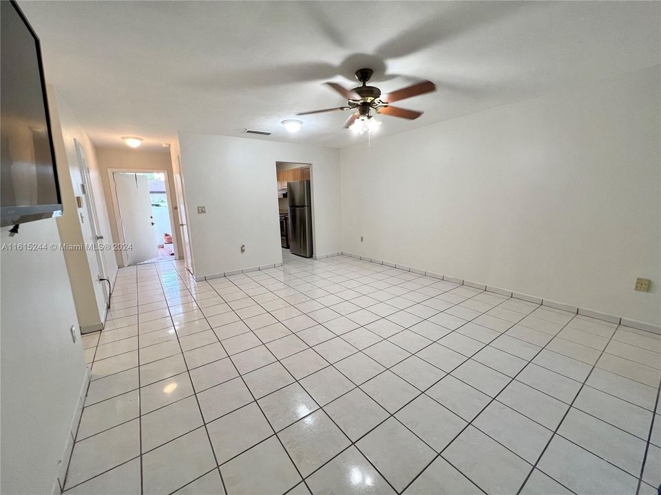 For Rent: $2,650 (2 beds, 1 baths, 930 Square Feet)
