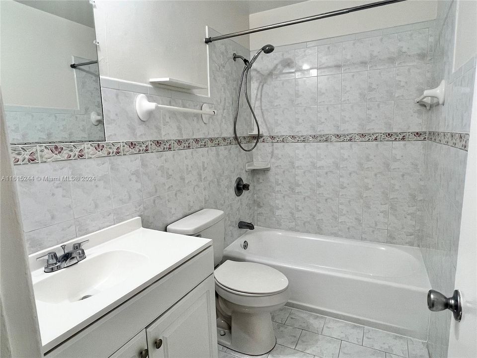 For Rent: $2,650 (2 beds, 1 baths, 930 Square Feet)