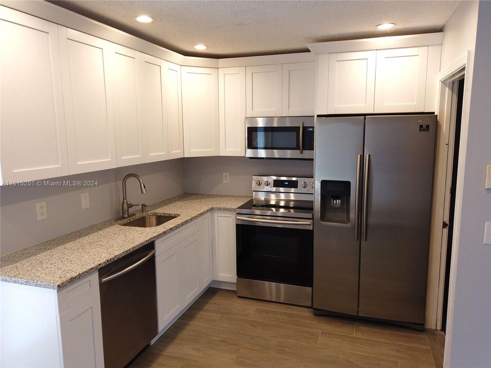 Active With Contract: $365,000 (2 beds, 1 baths, 911 Square Feet)