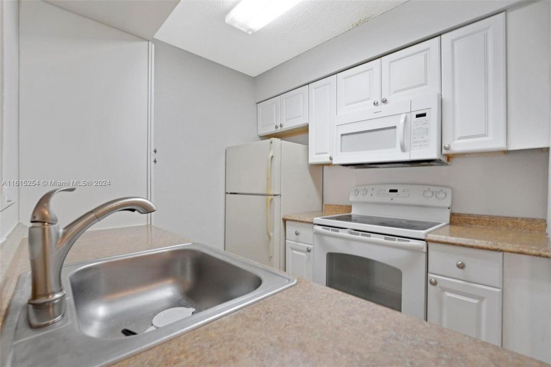 For Rent: $2,400 (2 beds, 2 baths, 1100 Square Feet)