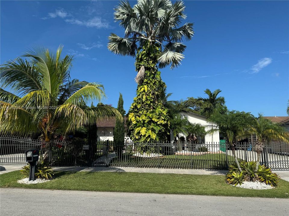 For Sale: $600,000 (3 beds, 2 baths, 1565 Square Feet)