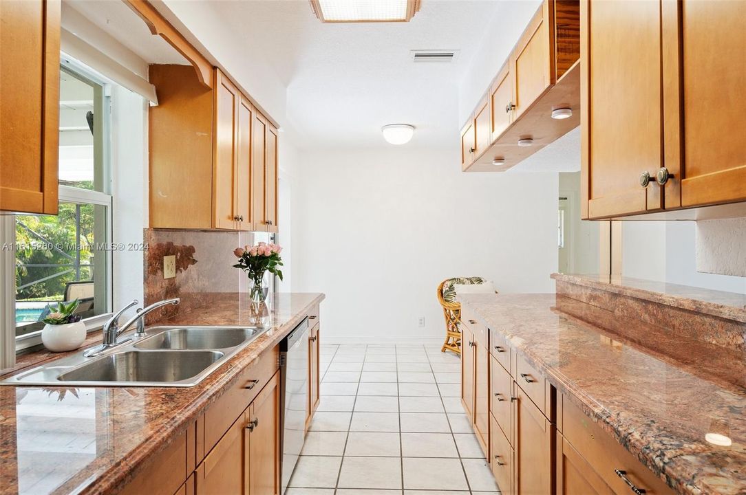 For Sale: $550,000 (2 beds, 1 baths, 851 Square Feet)