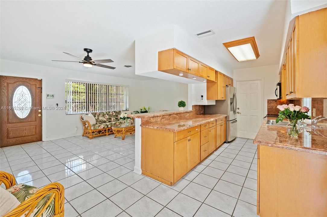 For Sale: $550,000 (2 beds, 1 baths, 851 Square Feet)