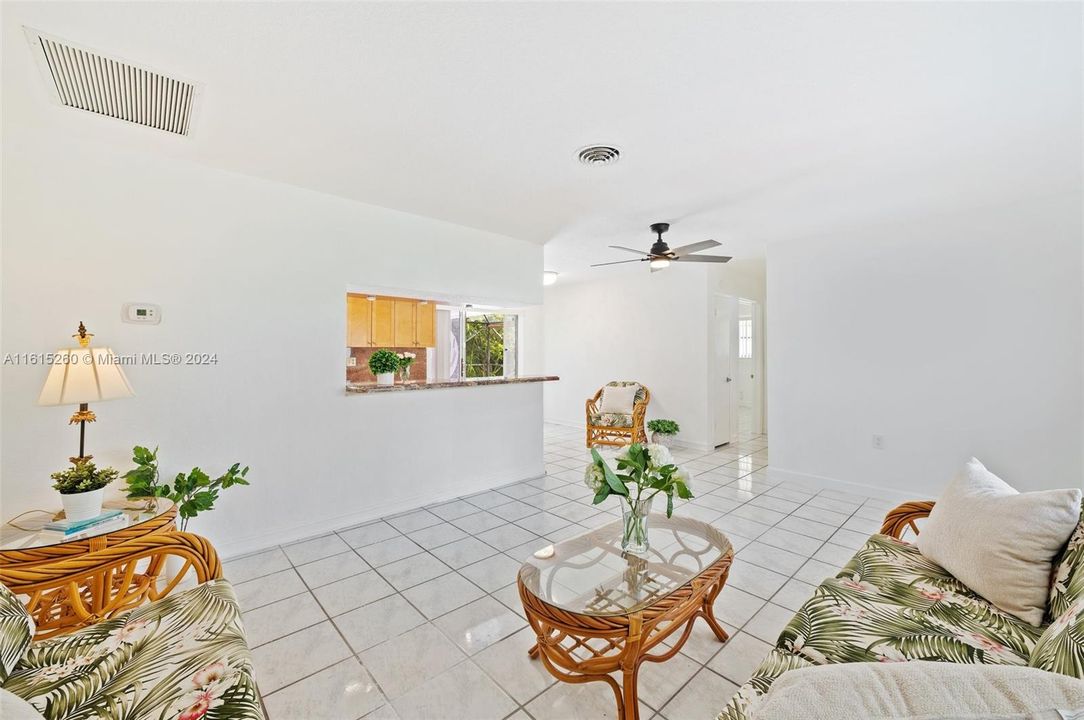 For Sale: $550,000 (2 beds, 1 baths, 851 Square Feet)