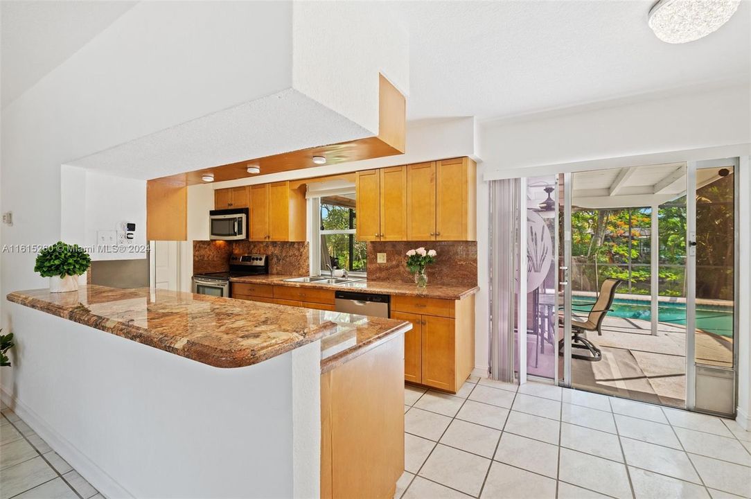 For Sale: $550,000 (2 beds, 1 baths, 851 Square Feet)