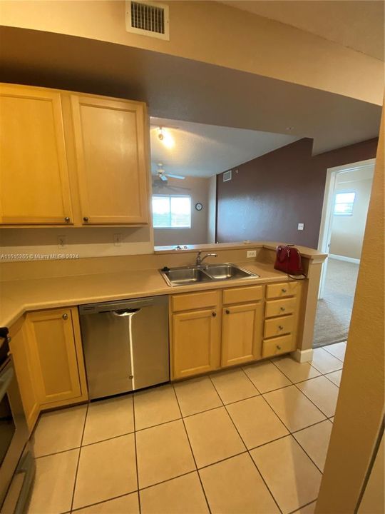 For Rent: $2,700 (2 beds, 2 baths, 1010 Square Feet)