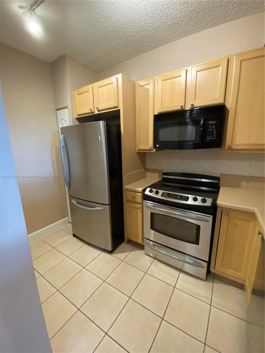 For Rent: $2,700 (2 beds, 2 baths, 1010 Square Feet)